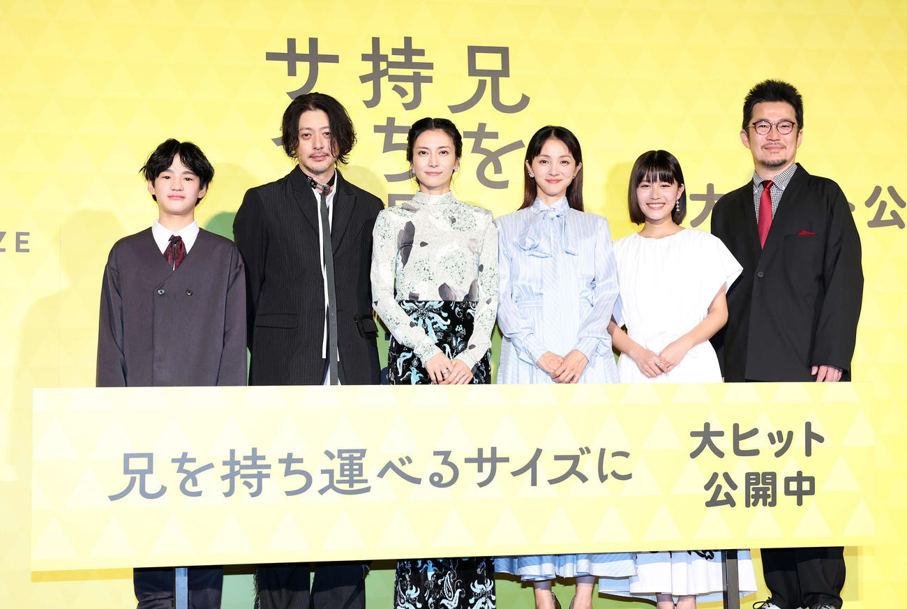 写真に納まる、左から味元耀大、オダギリジョー、柴咲コウ、満島ひかり、青山姫乃、中野監督（撮影・鈴木正人）