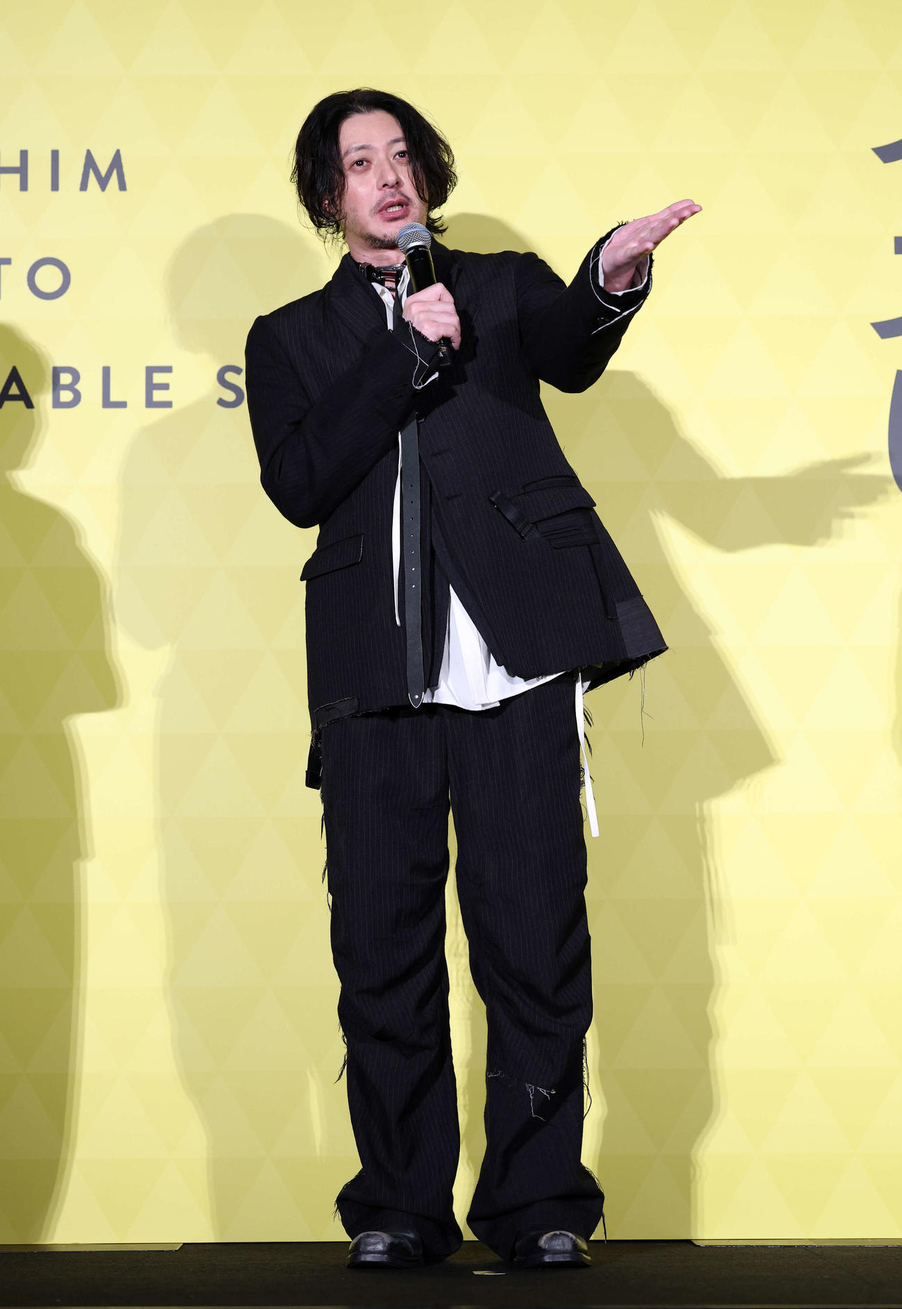 初日舞台あいさつに臨むオダギリジョー（撮影・鈴木正人）