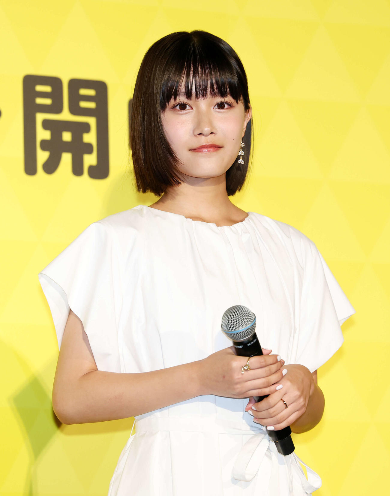 初日舞台あいさつに臨む青山姫乃（撮影・鈴木正人）