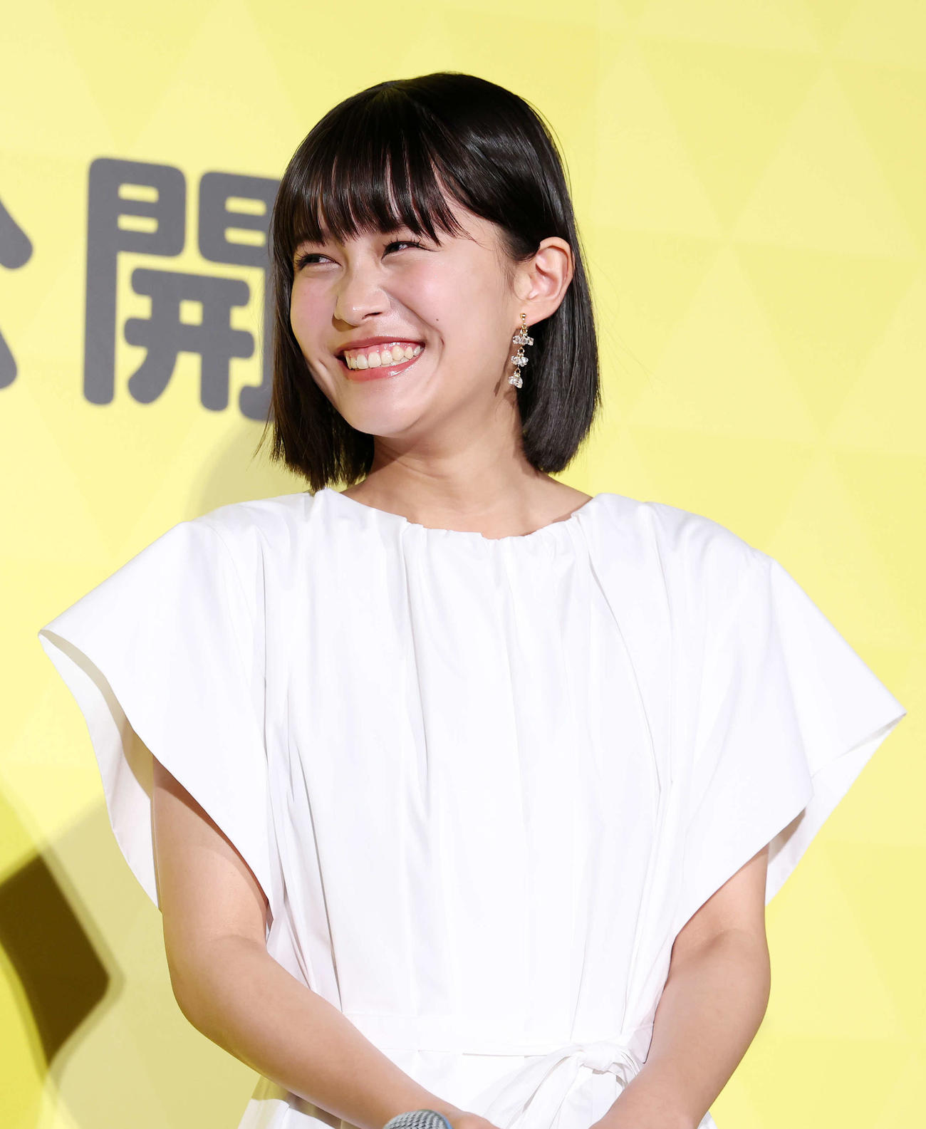 初日舞台あいさつに臨む青山姫乃（撮影・鈴木正人）