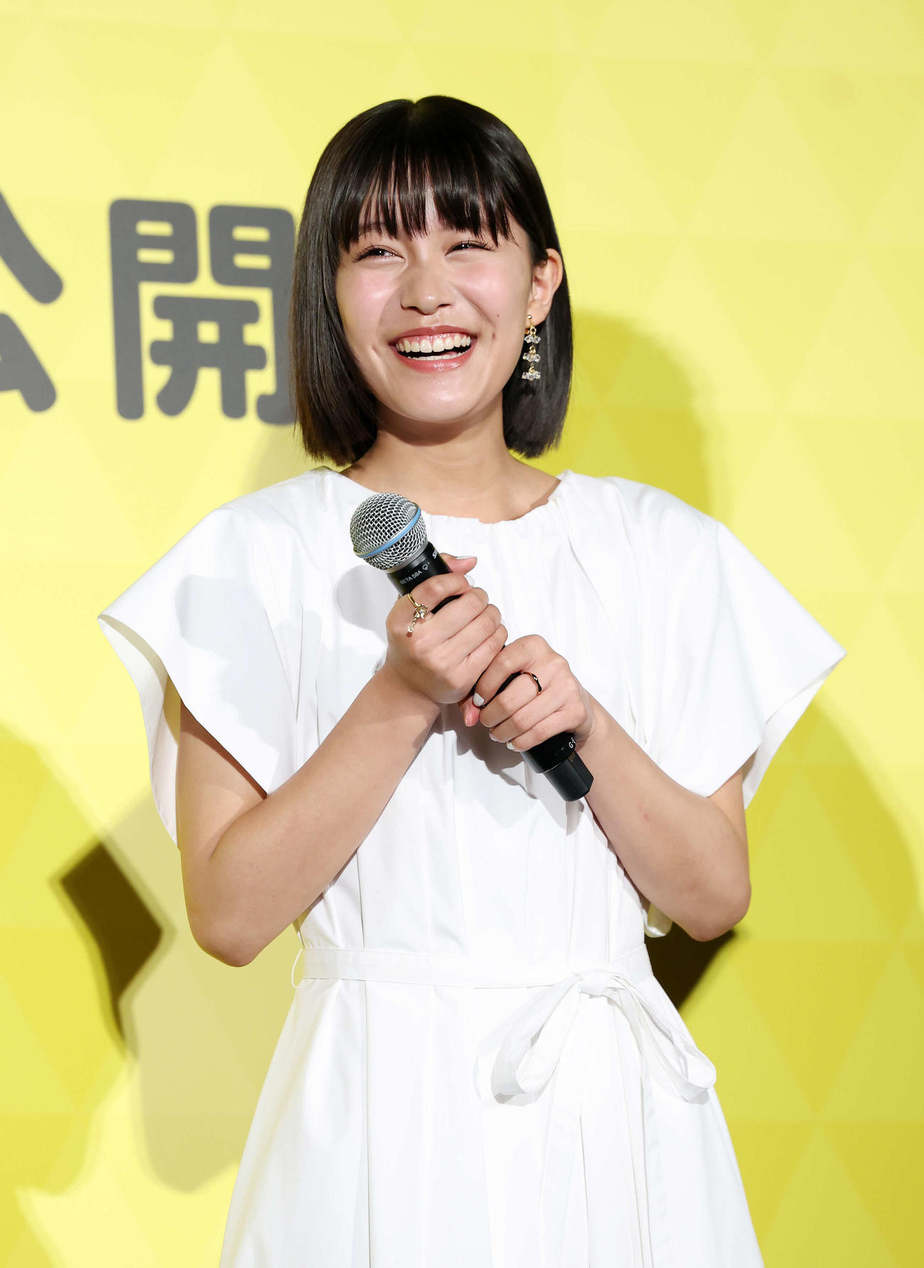 初日舞台あいさつに臨む青山姫乃（撮影・鈴木正人）