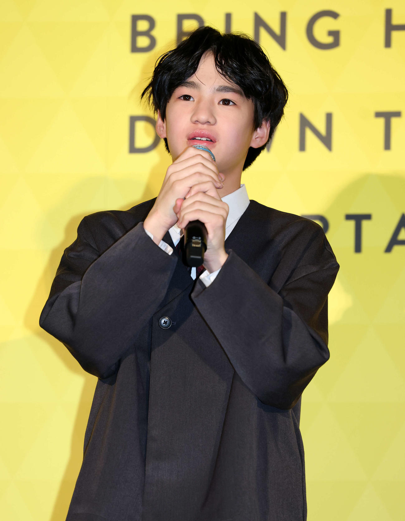 初日舞台あいさつに臨む味元耀大（撮影・鈴木正人）