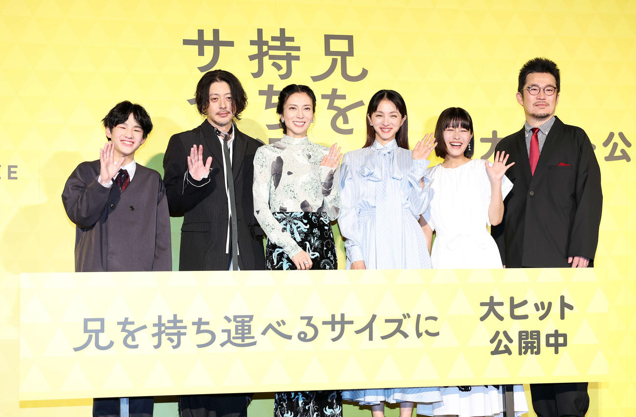 写真に納まる、左から味元耀大、オダギリジョー、柴咲コウ、満島ひかり、青山姫乃、中野監督（撮影・鈴木正人）