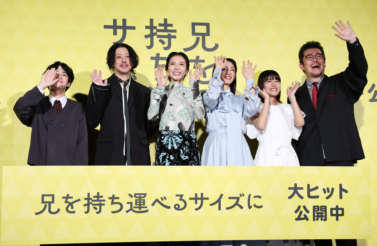 写真に納まる、左から味元耀大、オダギリジョー、柴咲コウ、満島ひかり、青山姫乃、中野監督（撮影・鈴木正人）