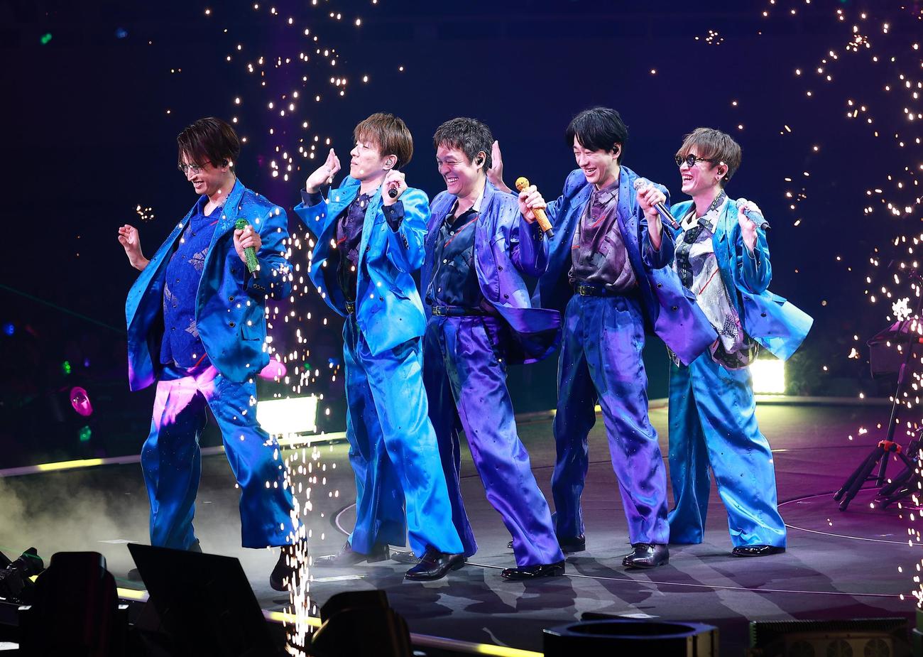 日本武道館ライブを盛り上げるSUPER EIGHT。左から大倉忠義、村上信五、丸山隆平、横山裕、安田章大（撮影・中島郁夫）