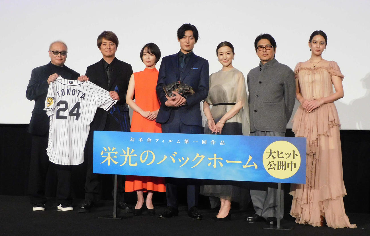 「栄光のバックホーム」公開初日舞台あいさつに登壇した、左から秋山純監督、上地雄輔、伊原六花、松谷鷹也、鈴木京香、高橋克典、山崎紘菜（撮影・寺本吏輝）