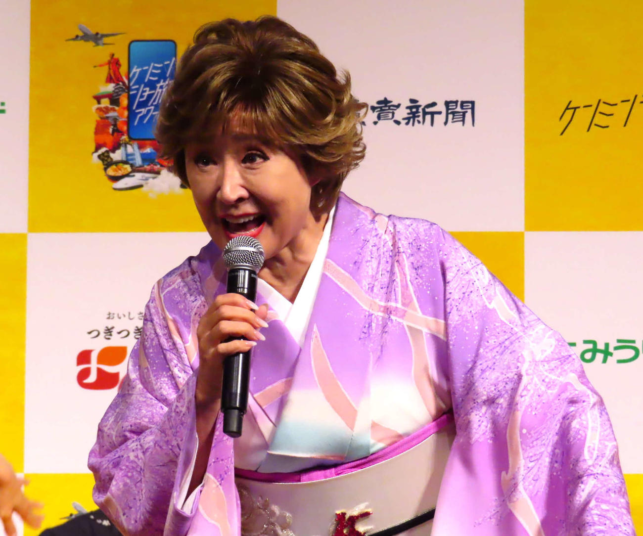 「ケンミンショー旅アワード2025」授賞式で歌唱する小林幸子
