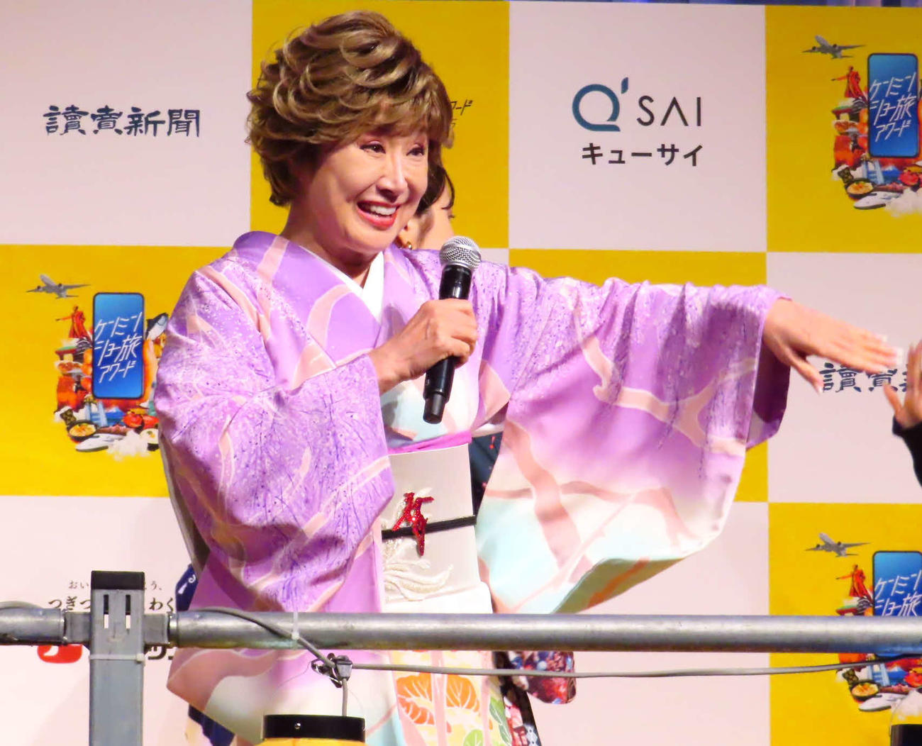 「ケンミンショー旅アワード2025」授賞式で歌唱する小林幸子