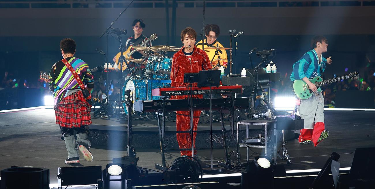 日本武道館ライブを盛り上げるSUPER EIGHT。左から丸山隆平、横山裕、村上信五、大倉忠義、安田章大（撮影・中島郁夫）