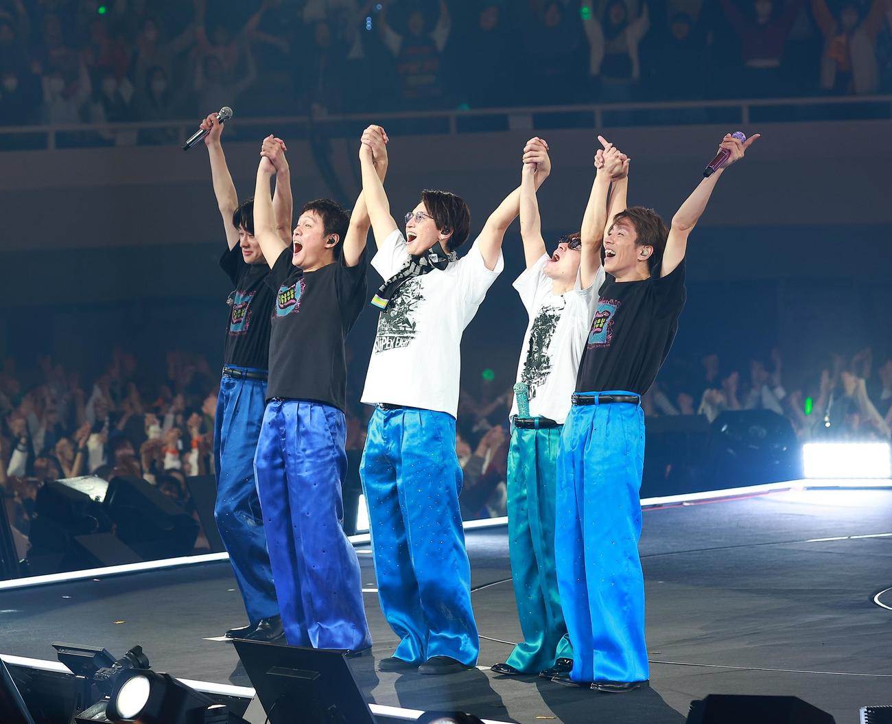 日本武道館ライブを盛り上げたSUPER EIGHT。左から横山裕、丸山隆平、大倉忠義、安田章大、村上信五（撮影・中島郁夫）