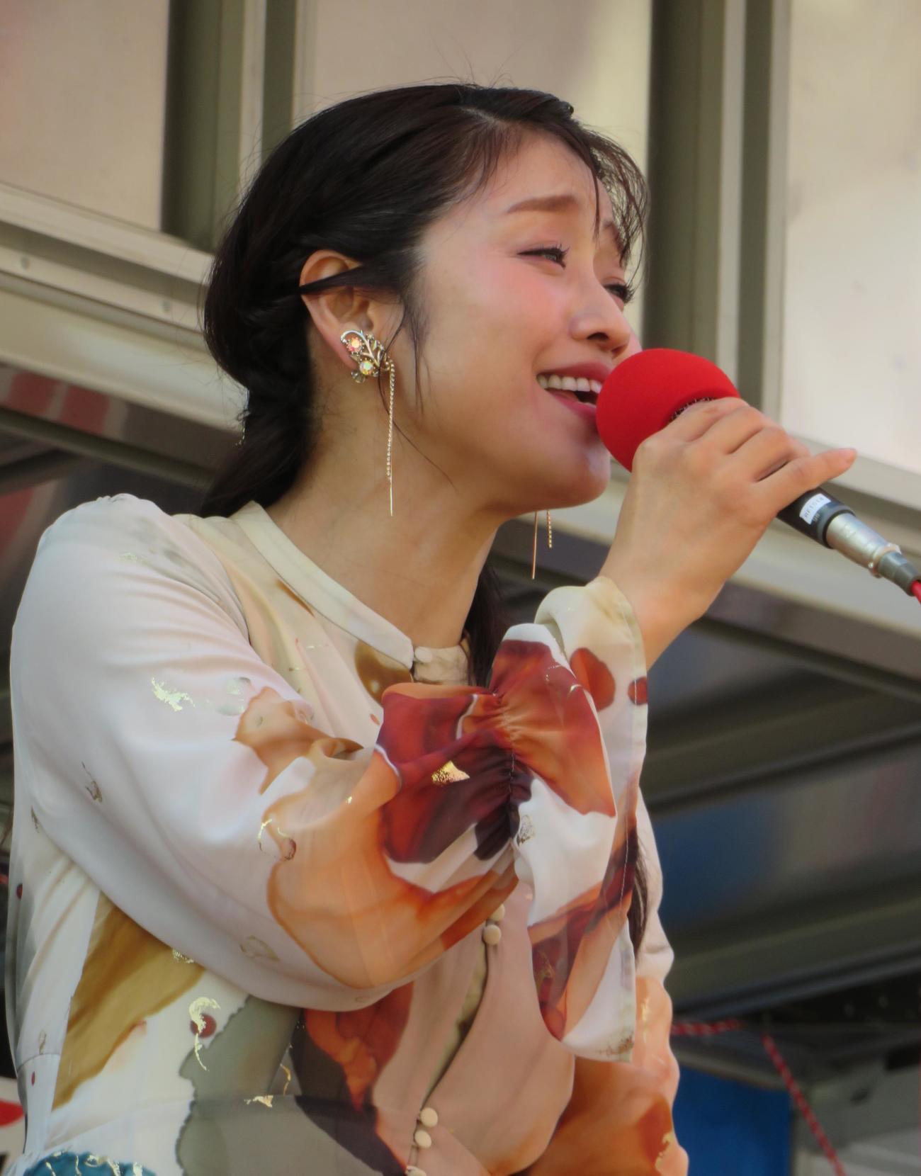 ラジオの公開収録で歌唱する川野夏美