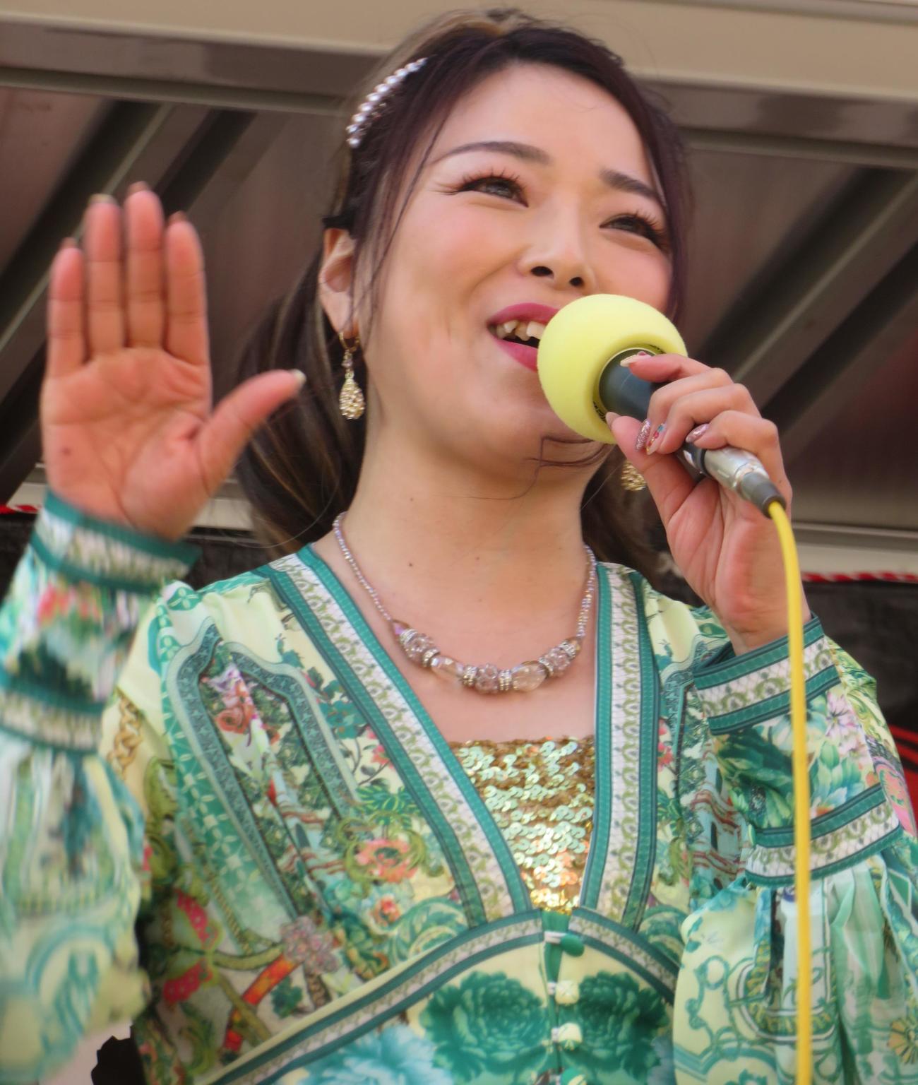 ラジオの公開収録で歌唱する、あべ由紀子