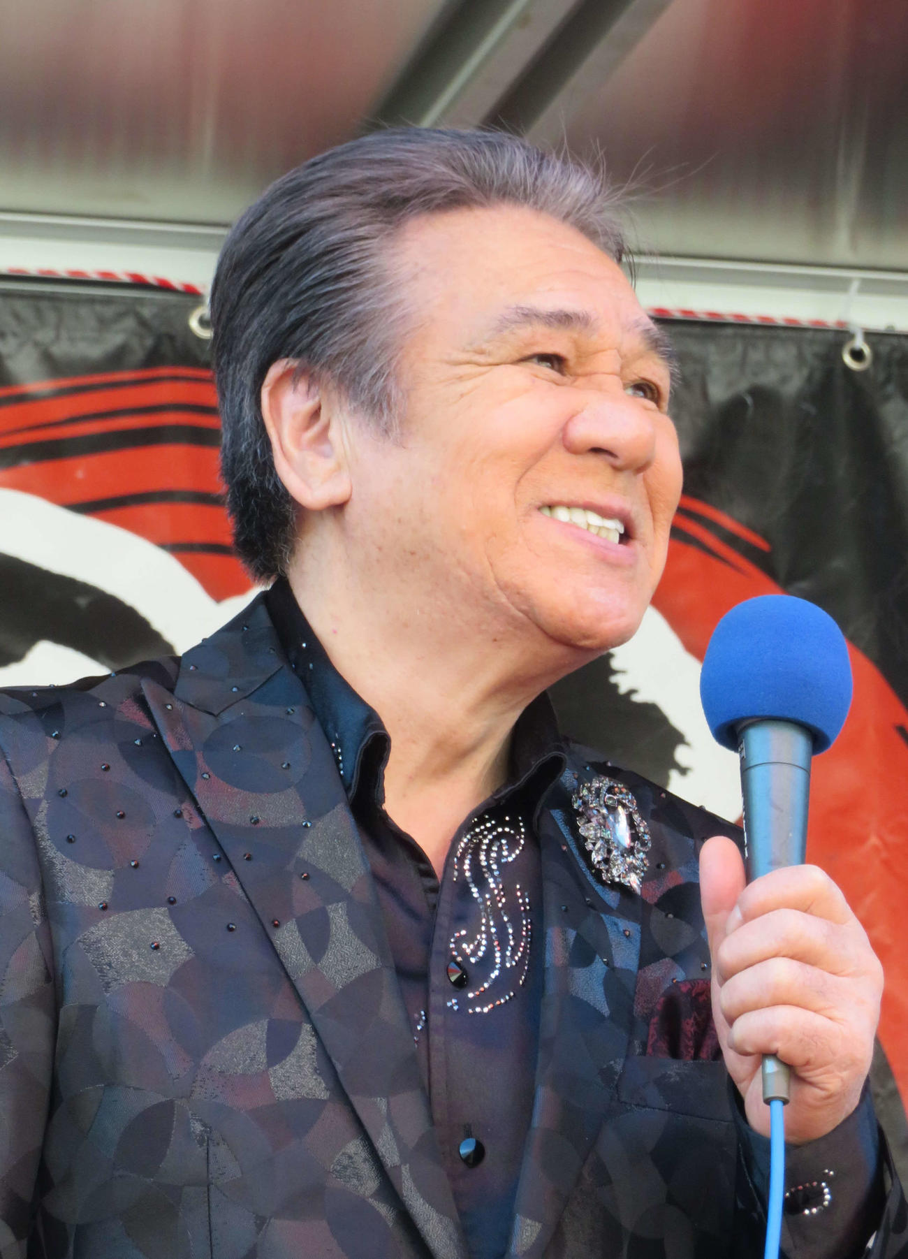 ラジオの公開収録で歌唱する鳥羽一郎