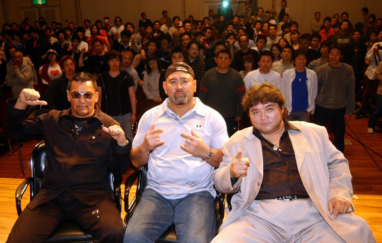闘魂三銃士20周年を迎え勢ぞろいした左から橋本真也さん、武藤敬司、蝶野正洋（2004年撮影）