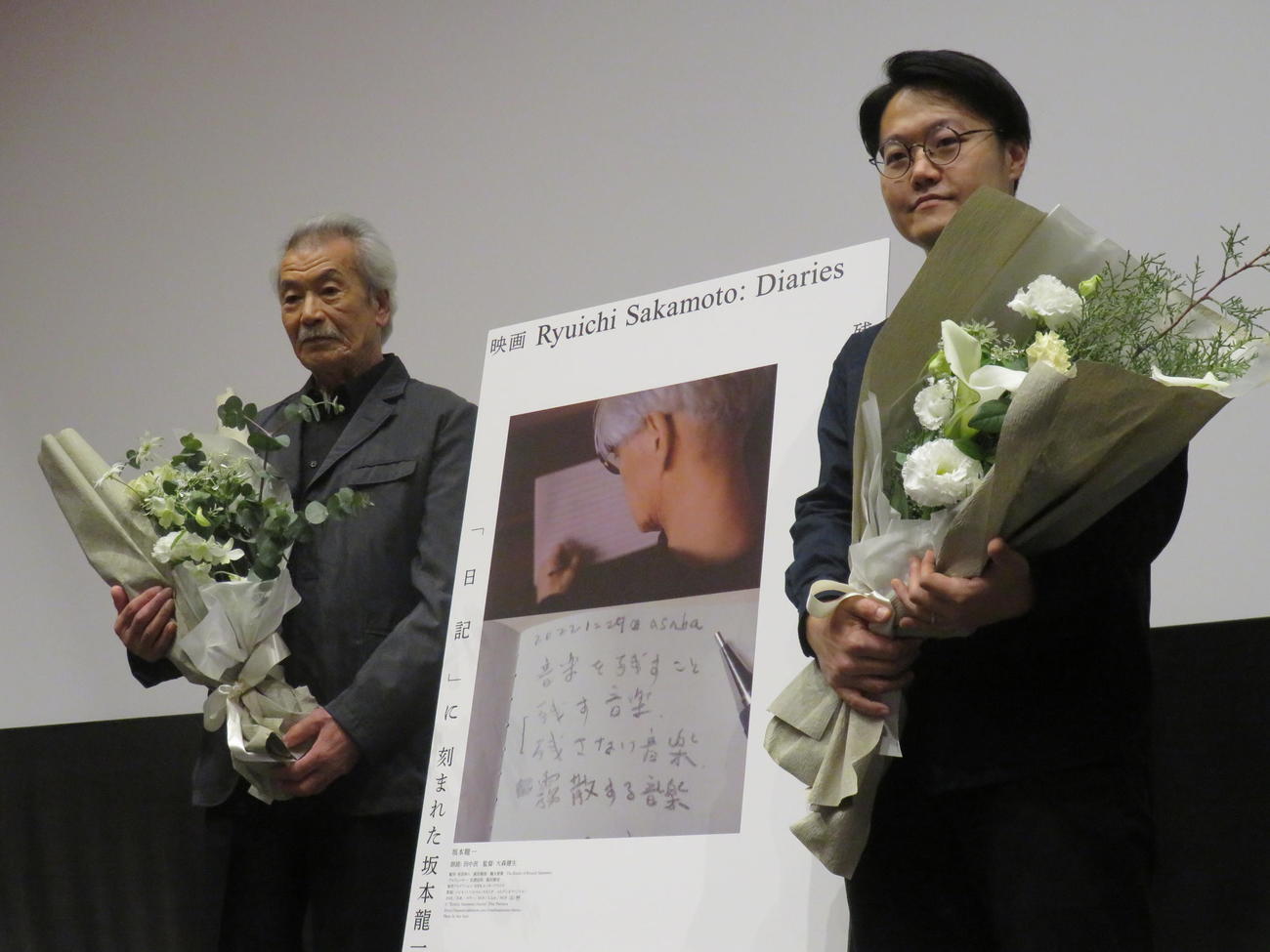 映画「Ryuichi Sakamoto：Diaries」の公開記念舞台あいさつに登壇した田中泯（左）と大森健生監督