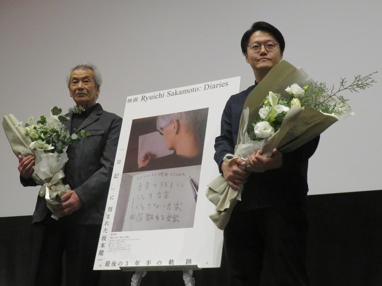 映画「Ryuichi Sakamoto：Diaries」の公開記念舞台あいさつに登壇した田中泯（左）と大森健生監督