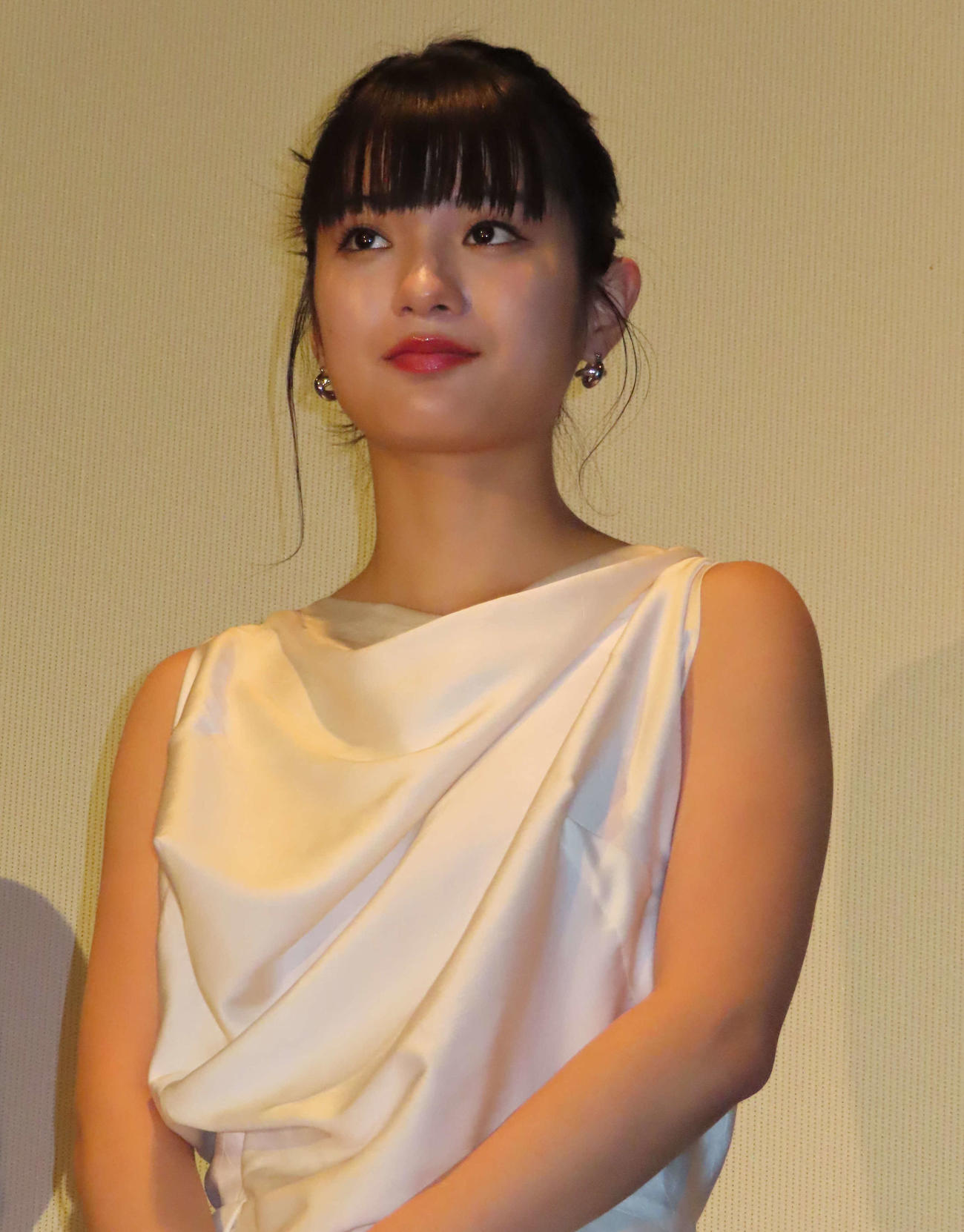 映画「消滅世界」の公開記念舞台あいさつに出席した、左から蒔田彩珠