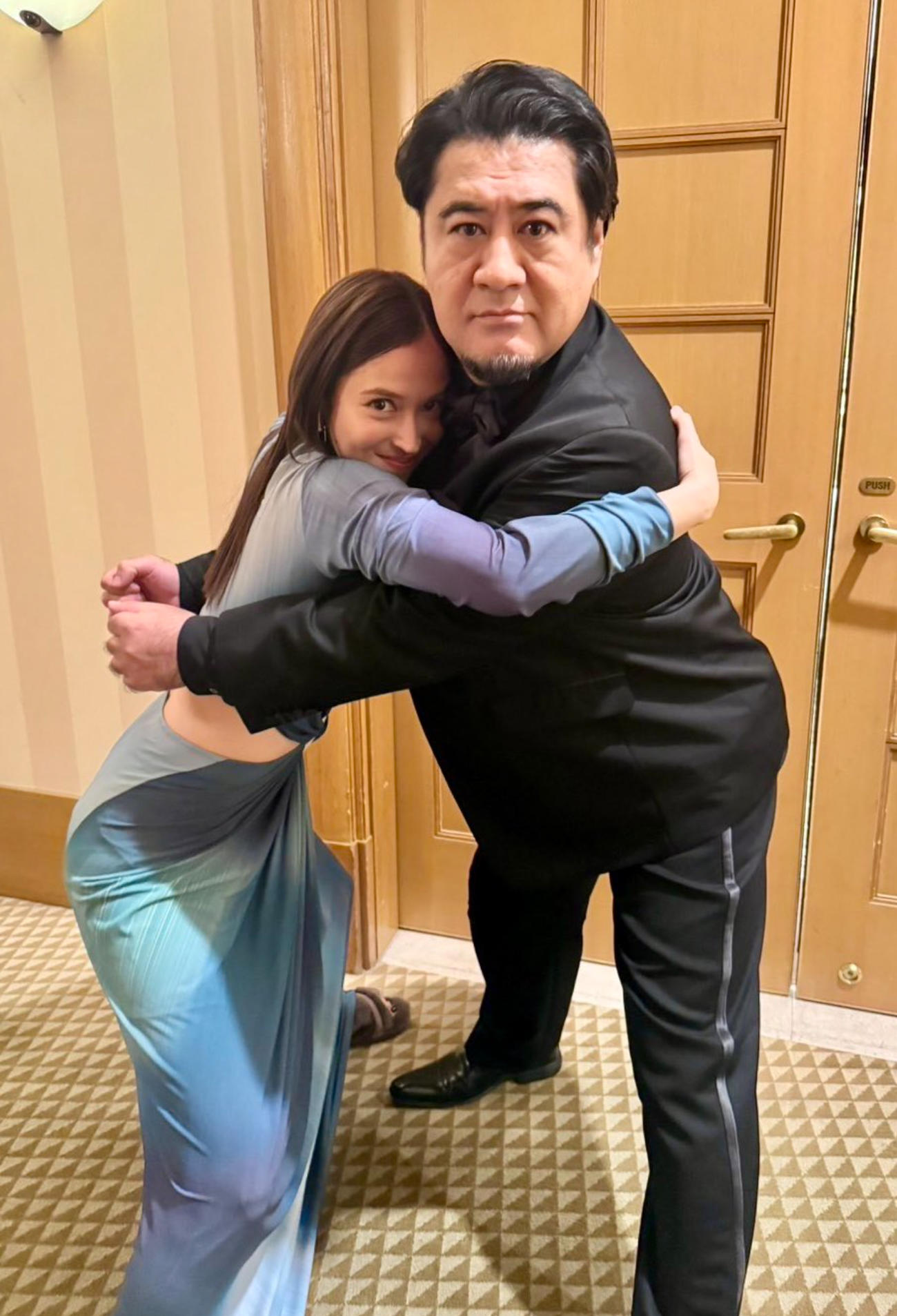 広瀬アリスとハグする小手伸也（小手伸也のXから）