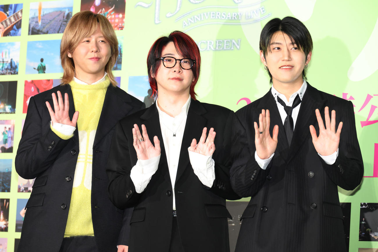 舞台あいさつイベントに参加したMrs．GREEN APPLE。左から藤澤涼架、大森元貴、若井滉斗（撮影・中島郁夫）