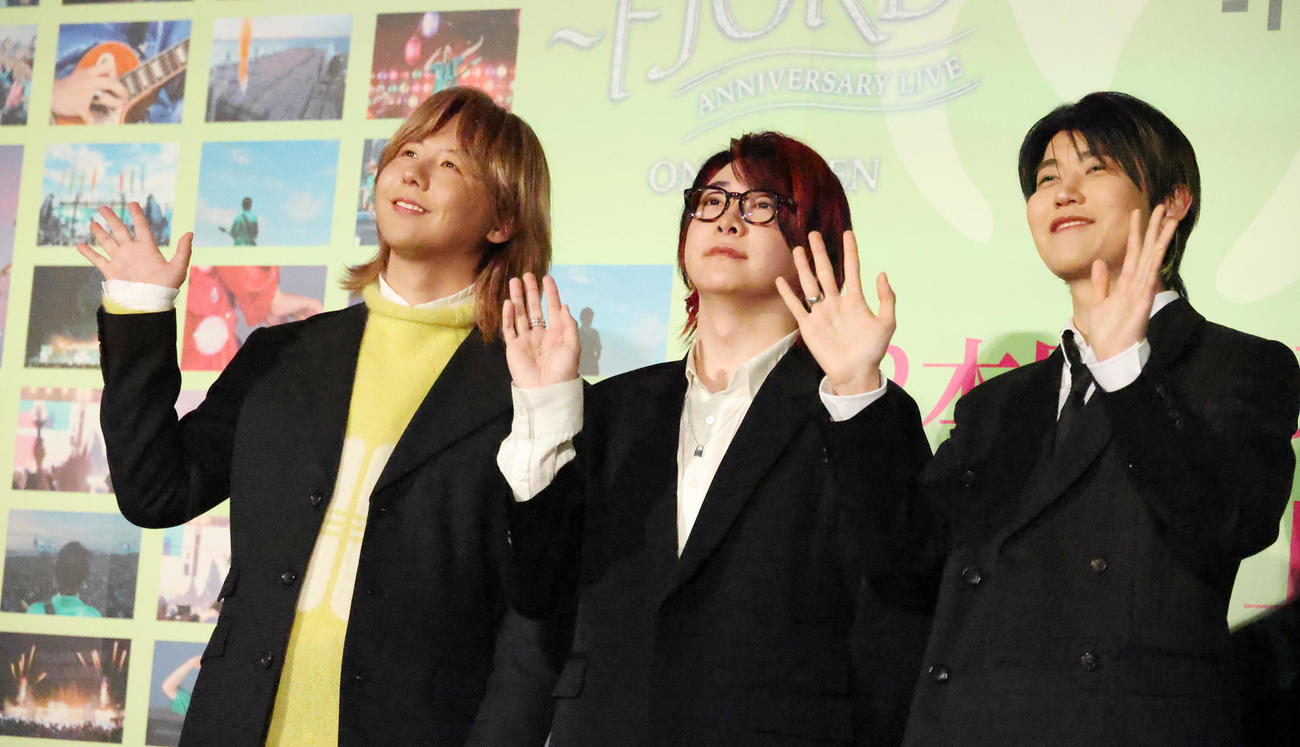 舞台あいさつイベントに参加したMrs．GREEN APPLE。左から藤澤涼架、大森元貴、若井滉斗（撮影・中島郁夫）