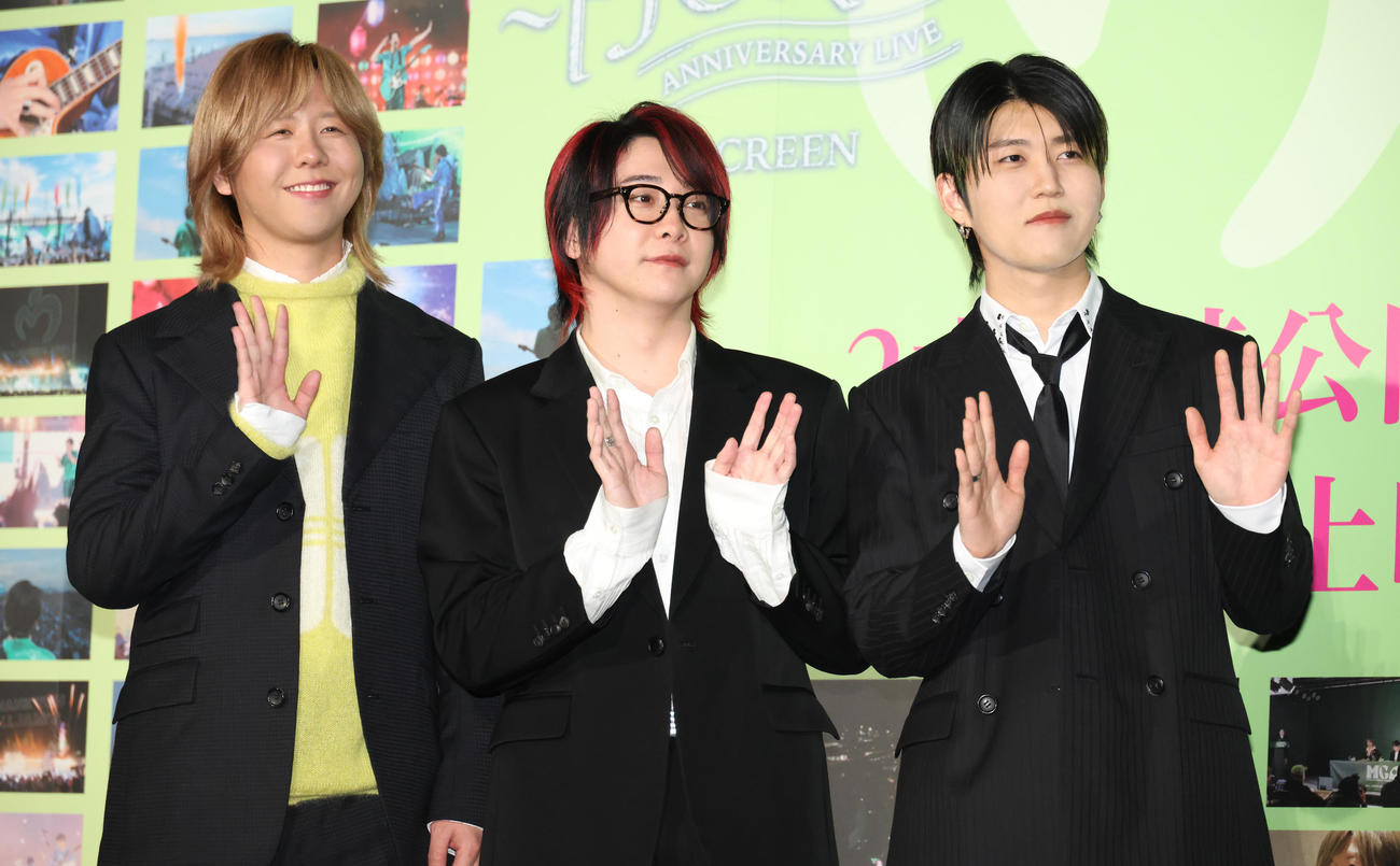 舞台あいさつイベントに参加したMrs．GREEN APPLE。左から藤澤涼架、大森元貴、若井滉斗（撮影・中島郁夫）