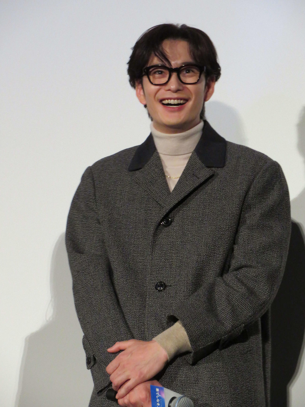 黒ぶちメガネスタイルの岡田将生（2025年撮影）