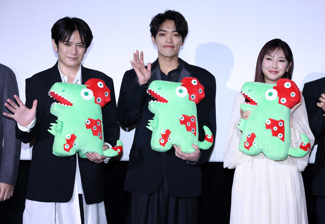 映画「初恋芸人」先行プレミア試写会舞台あいさつに登壇した、左から佐藤アツヒロ、原嘉孝、沢口愛華（撮影・浅見桂子）