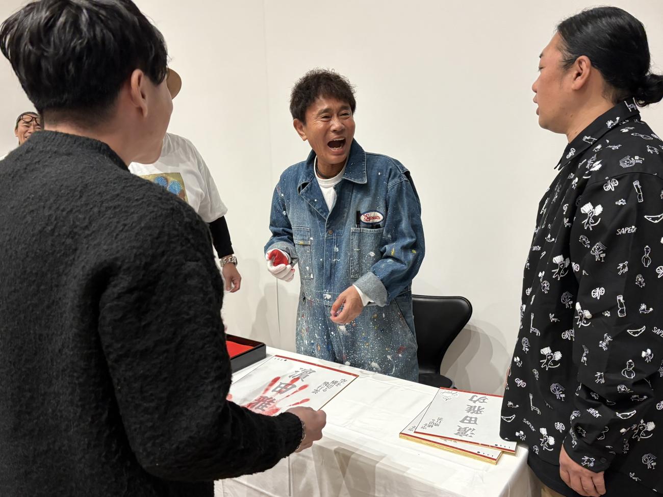 ファンとの交流イベントに登壇したダウンタウン浜田雅功（中央）