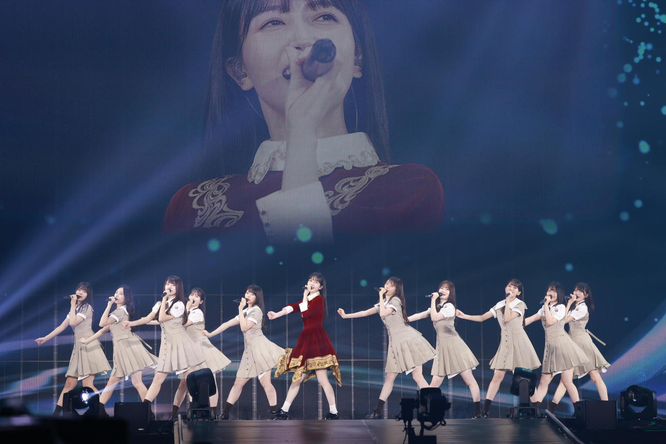 乃木坂46卒業コンサートで6期生とパフォーマンスする久保史緒里（中央）(KENTA Inc.）