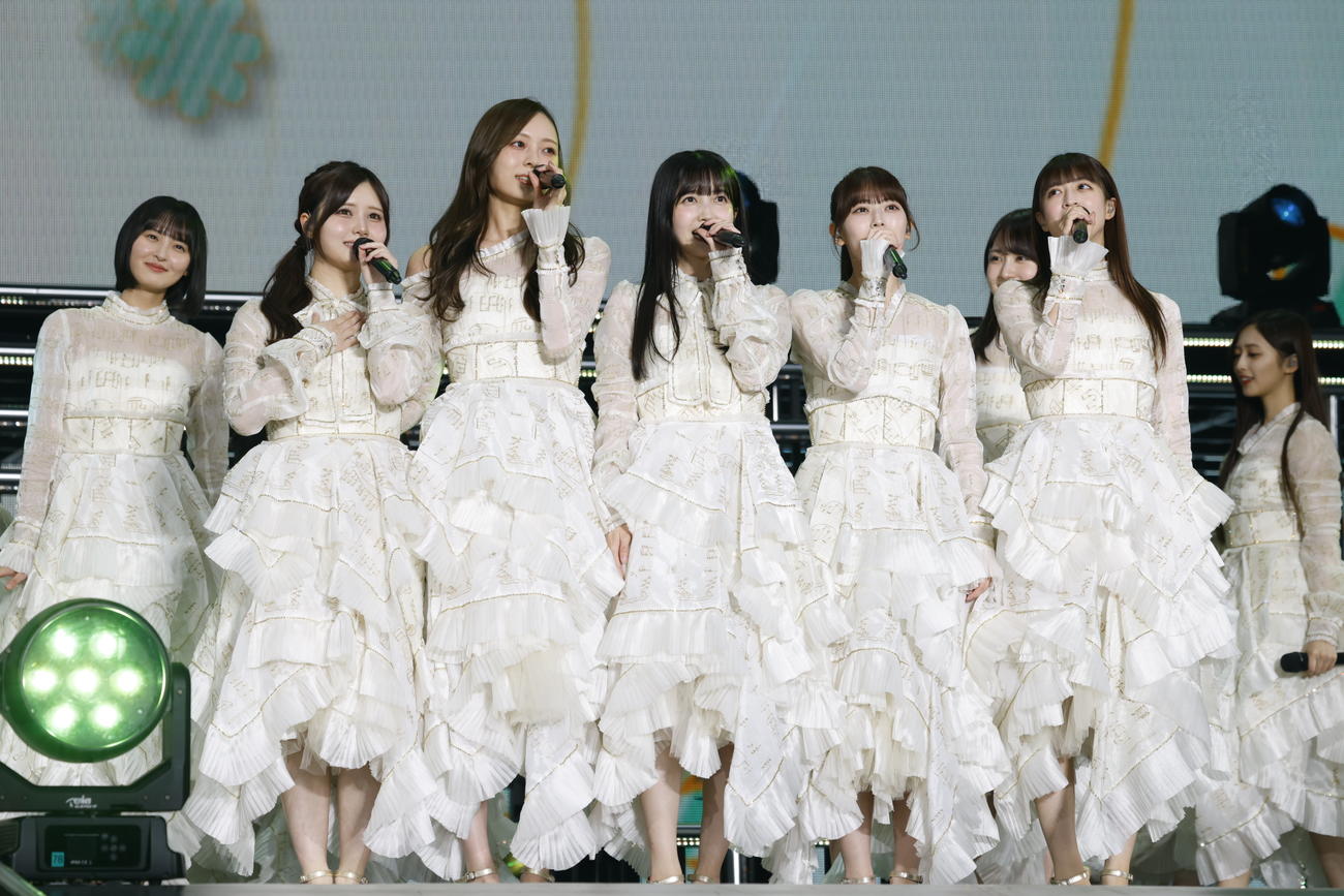 乃木坂46卒業コンサートでパフォーマンスする久保史緒里（前列中央）(KENTA Inc.)