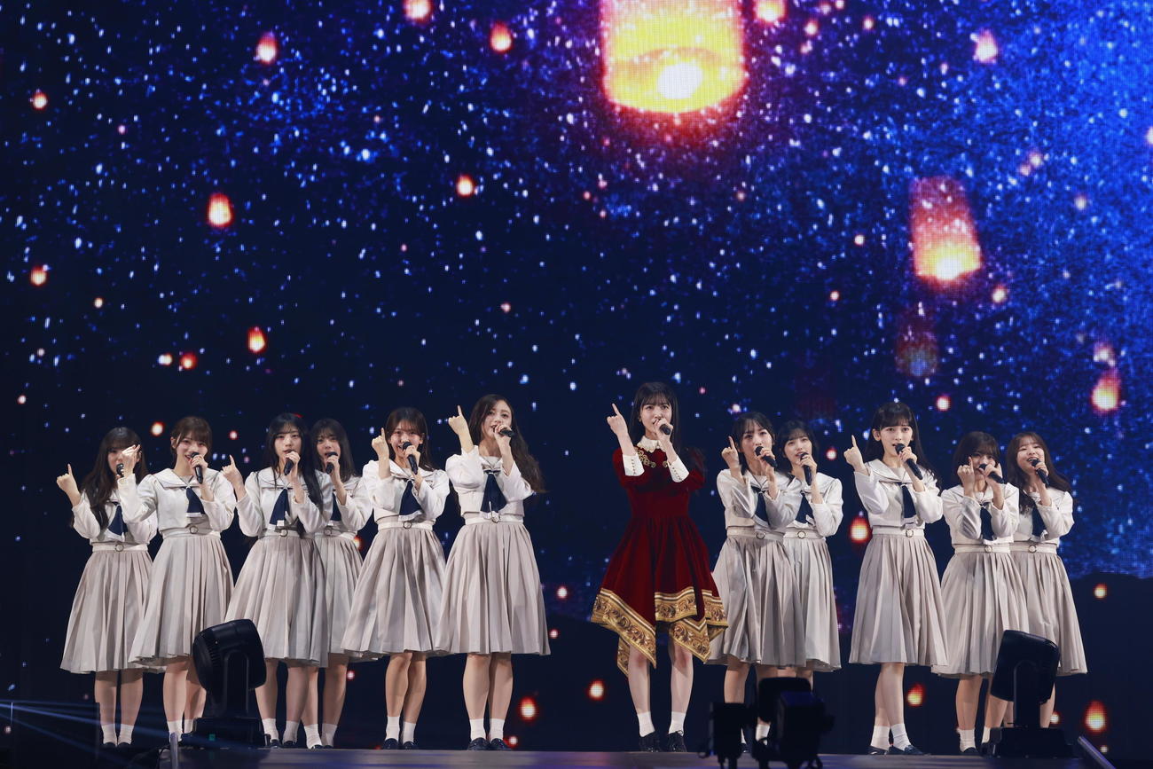 乃木坂46卒業コンサートで5期生とパフォーマンスする久保史緒里（中央右）(KENTA Inc.）