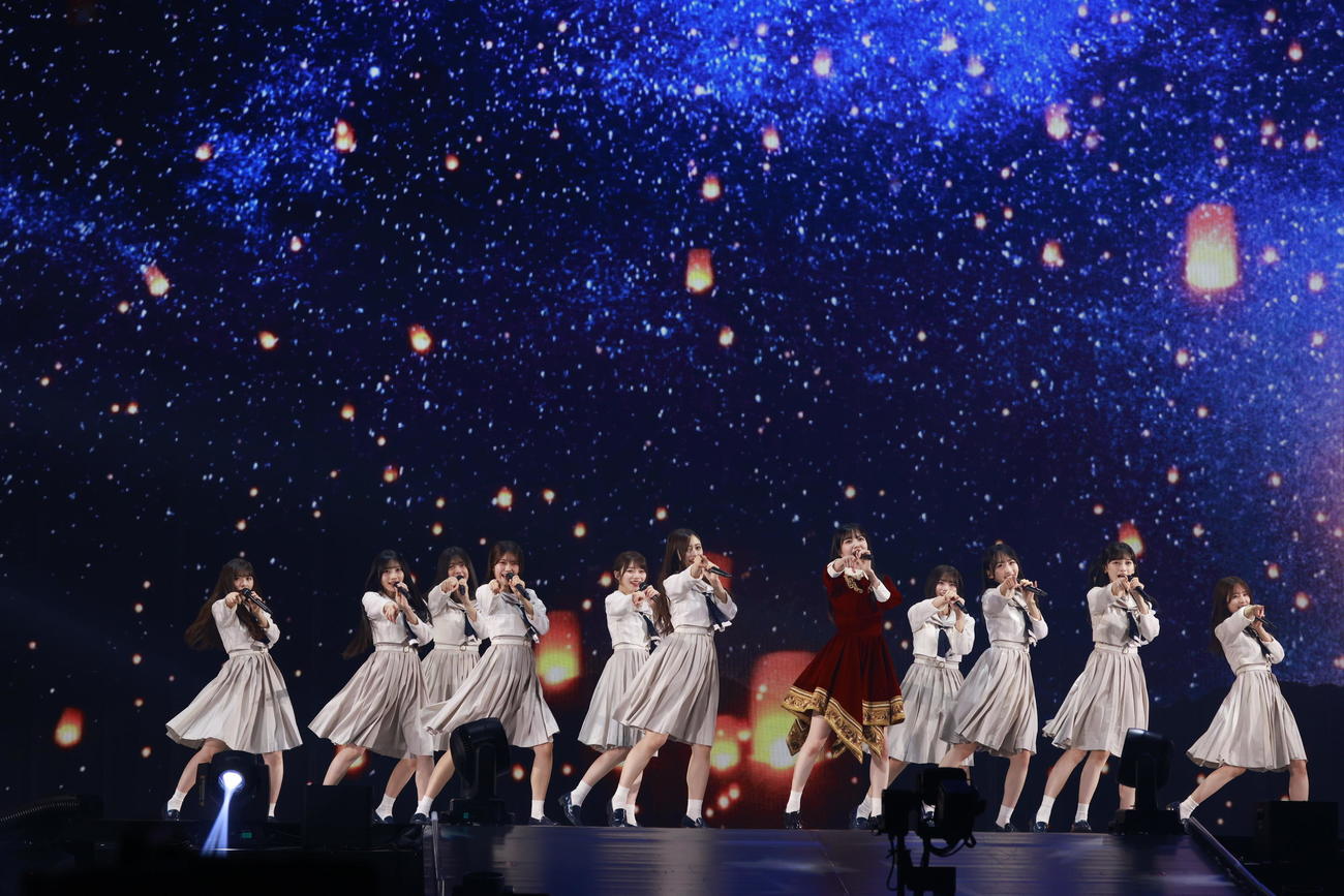 乃木坂46卒業コンサートで5期生とパフォーマンスする久保史緒里（中央右）(KENTA Inc.）