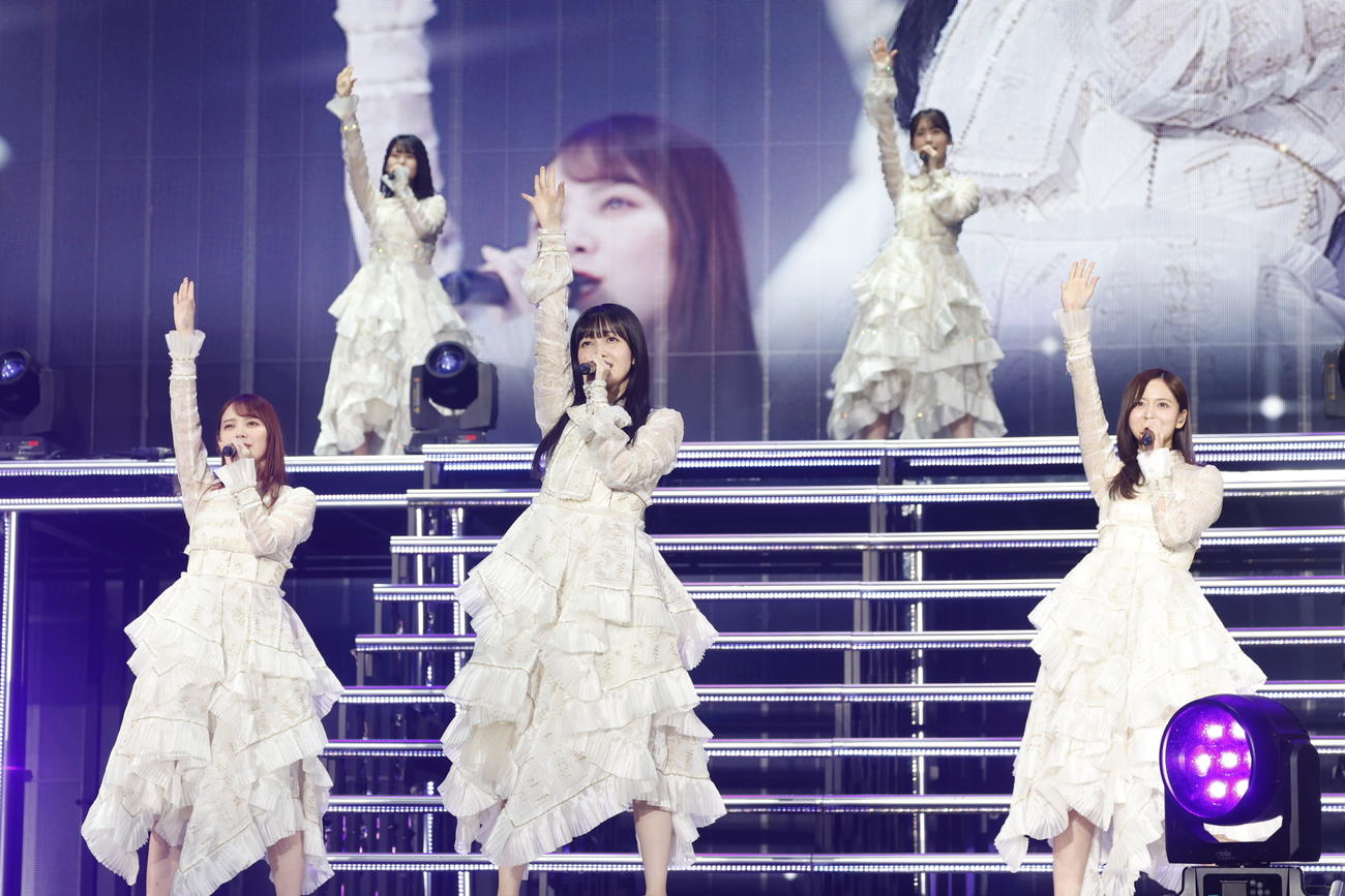 乃木坂46卒業コンサートでパフォーマンスする久保史緒里（前列中央）(KENTA Inc.)