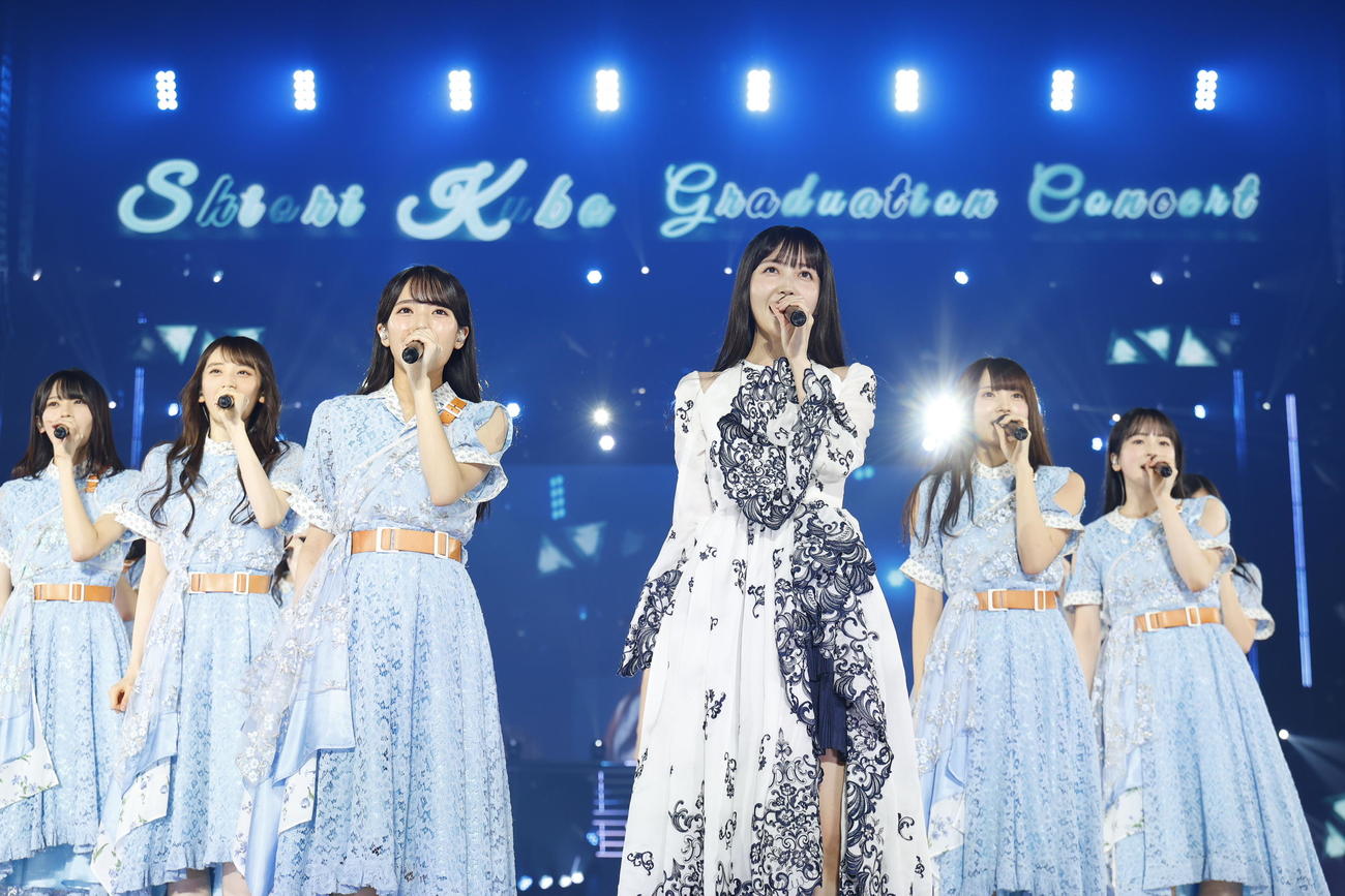 乃木坂46卒業コンサートでパフォーマンスする久保史緒里（前列右）(KENTA Inc.）