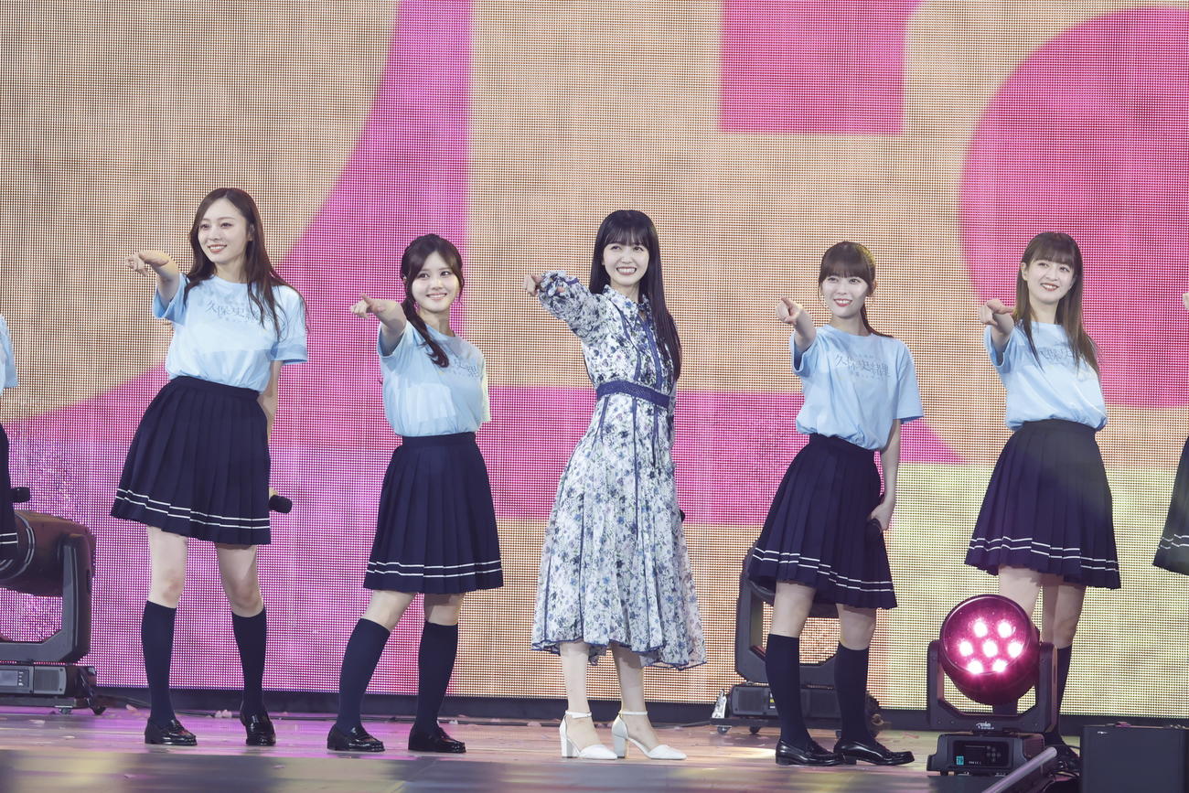 乃木坂46卒業コンサートでパフォーマンスする久保史緒里（中央）(KENTA Inc.）