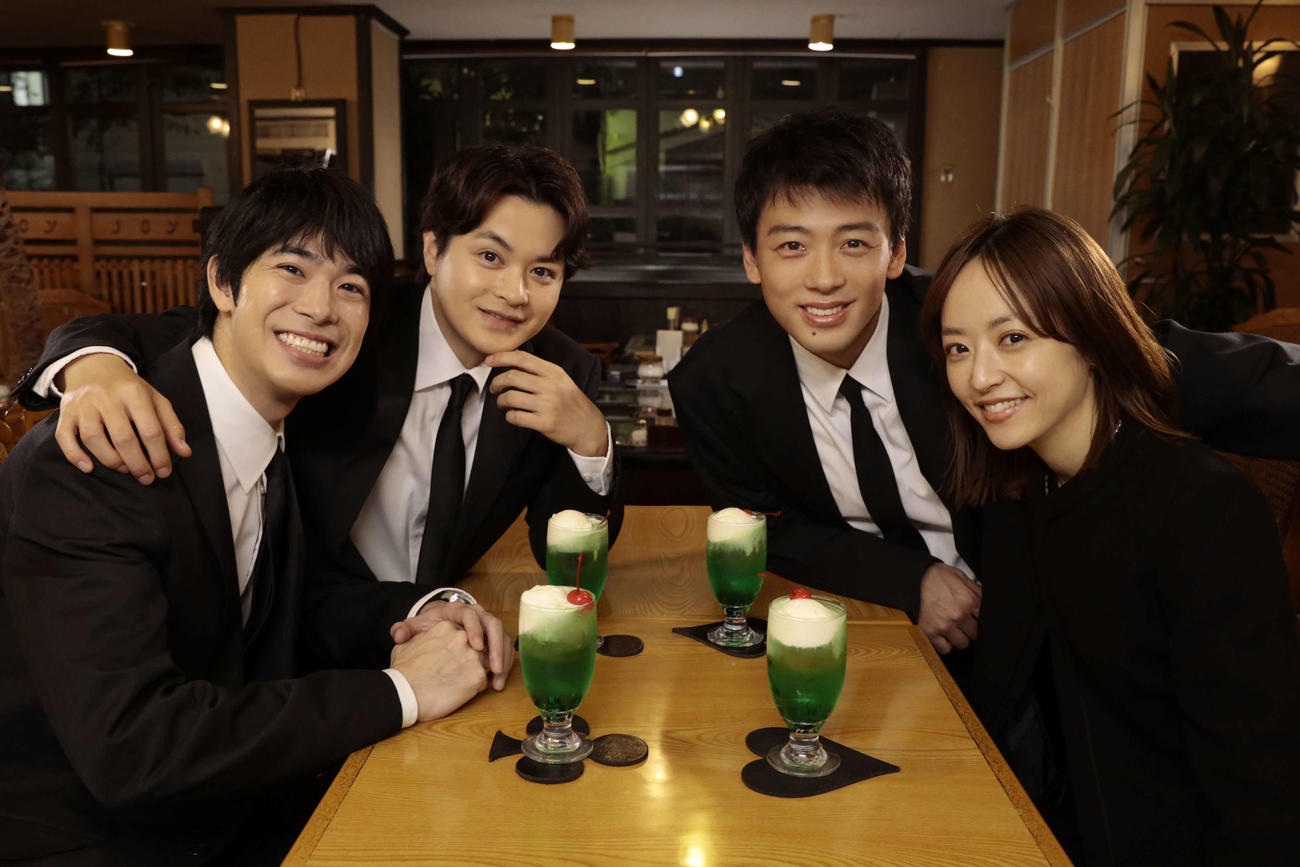テレビ朝日系1月期「再会～Silent Truth～」に出演する、左から渡辺大知、瀬戸康史、竹内涼真、井上真央（C）tv asahi All Rights Reserved.