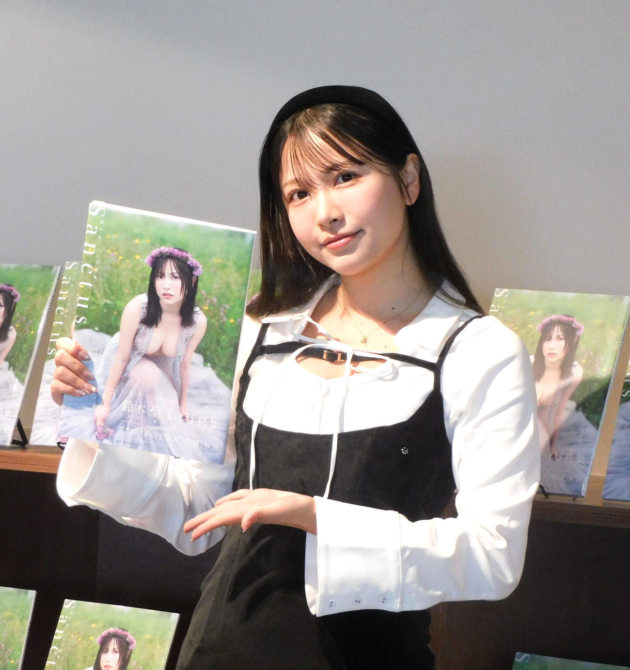 ファースト写真集を発売した鈴木聖（撮影・寺本吏輝）