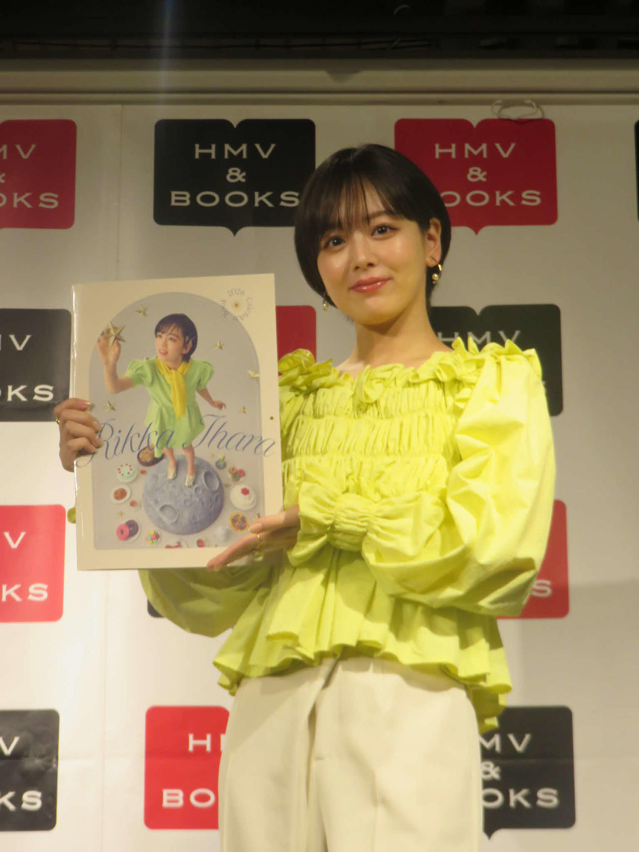 「伊原六花　2026カレンダー」を手にする伊原六花