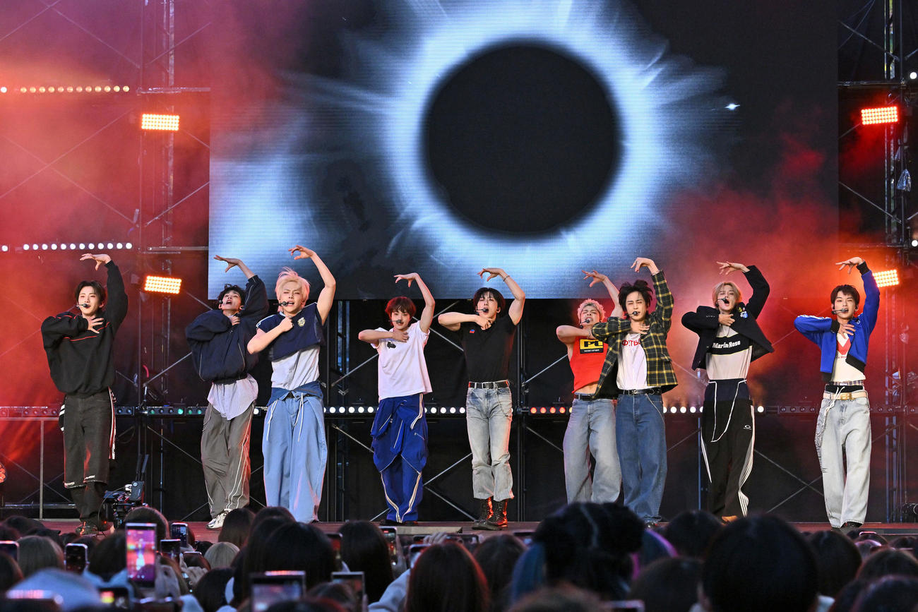 ライブパフォーマンスをする＆TEAM（撮影・滝沢徹郎）