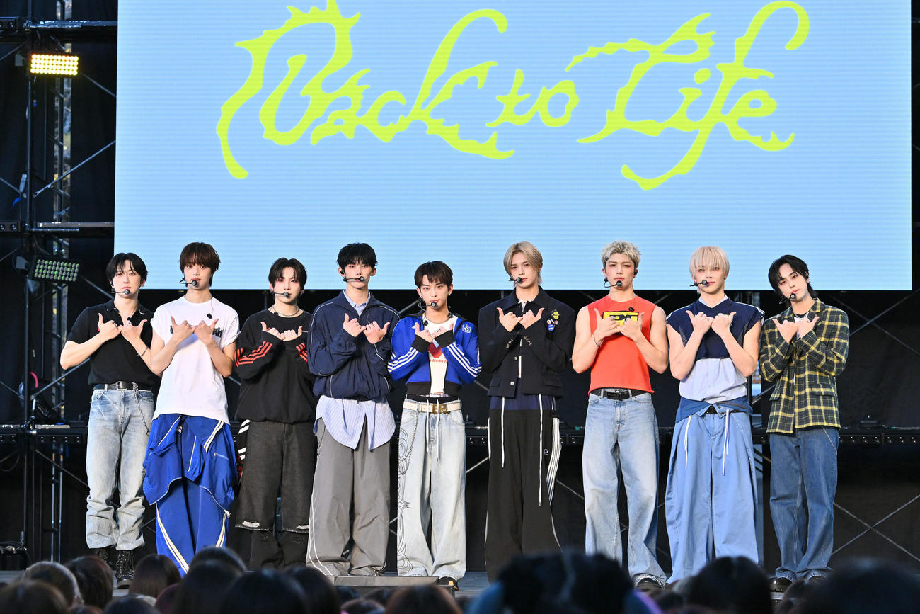 記念撮影する＆TEAM。左からFUMA、EJ、YUMA、JO、HARUA、K、MAKI、NICHOLAS、TAKI（撮影・滝沢徹郎）
