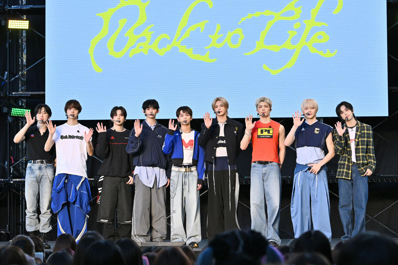 記念撮影する＆TEAM。左からFUMA、EJ、YUMA、JO、HARUA、K、MAKI、NICHOLAS、TAKI（撮影・滝沢徹郎）