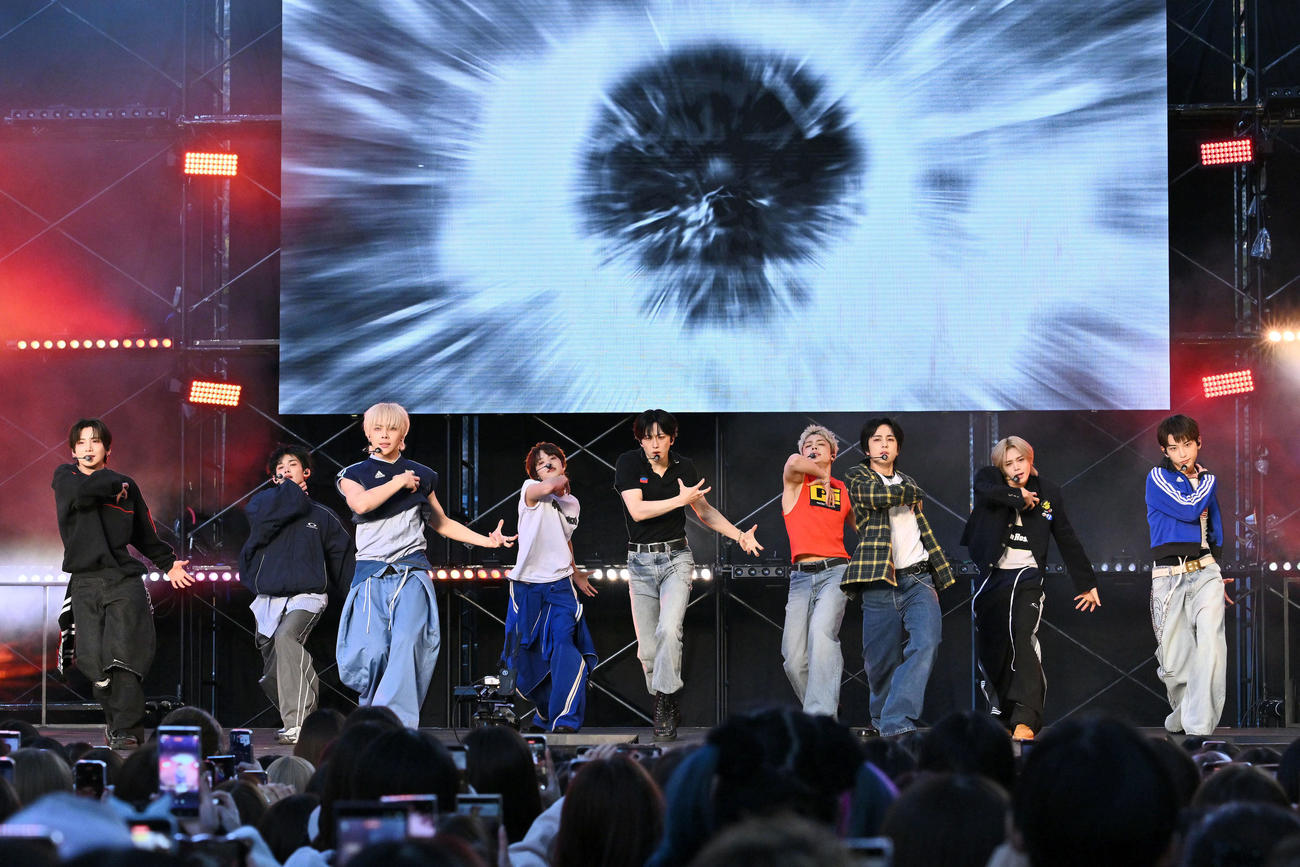 ライブパフォーマンスをする＆TEAM（撮影・滝沢徹郎）