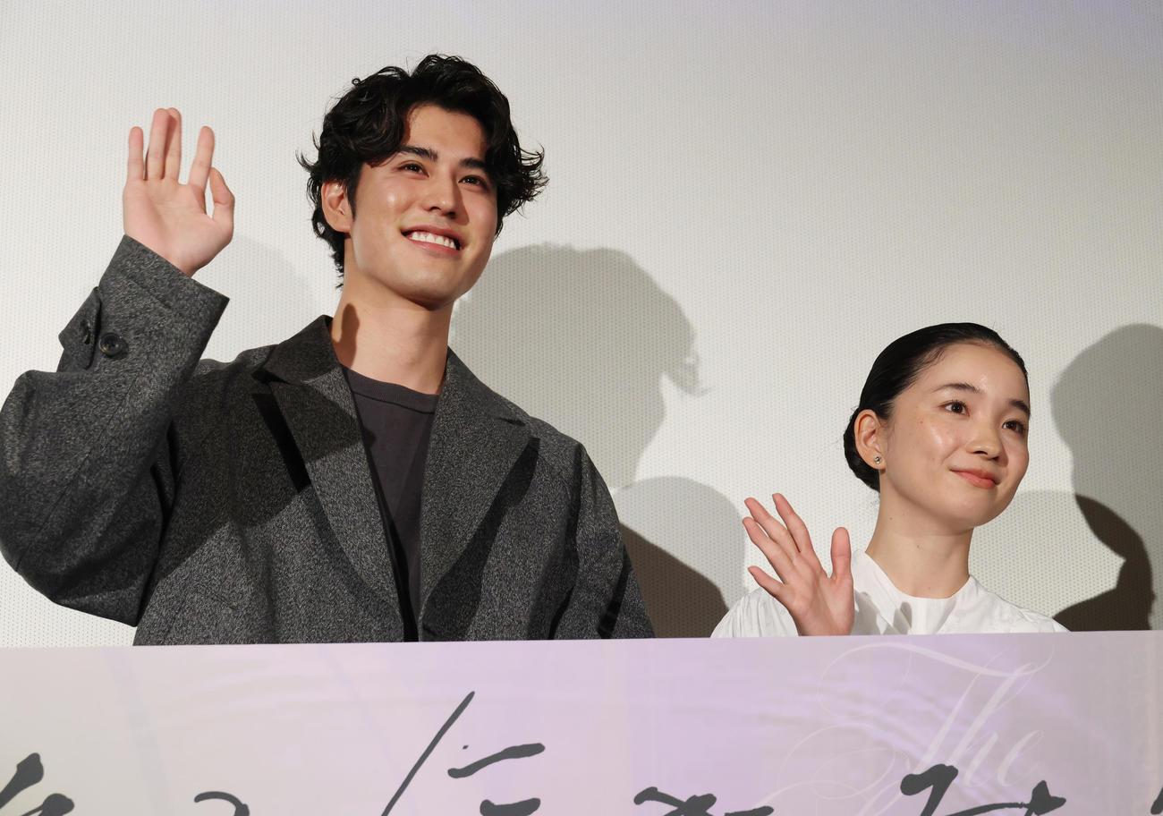 映画「そこにきみはいて」公開記念舞台あいさつを行った寛一郎（左）と福地桃子（撮影・中島郁夫）
