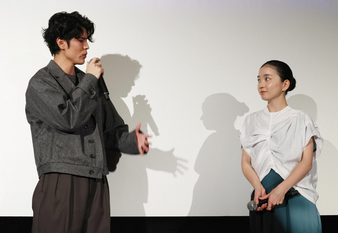 映画「そこにきみはいて」公開記念舞台あいさつを行った寛一郎（左）と福地桃子（撮影・中島郁夫）
