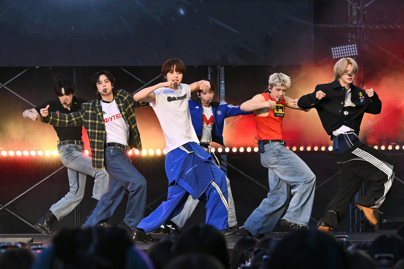 ライブパフォーマンスをする＆TEAM（撮影・滝沢徹郎）