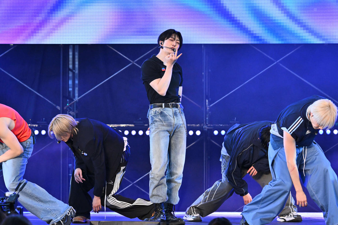 ライブパフォーマンスをする＆TEAMのFUMA（中央）（撮影・滝沢徹郎）