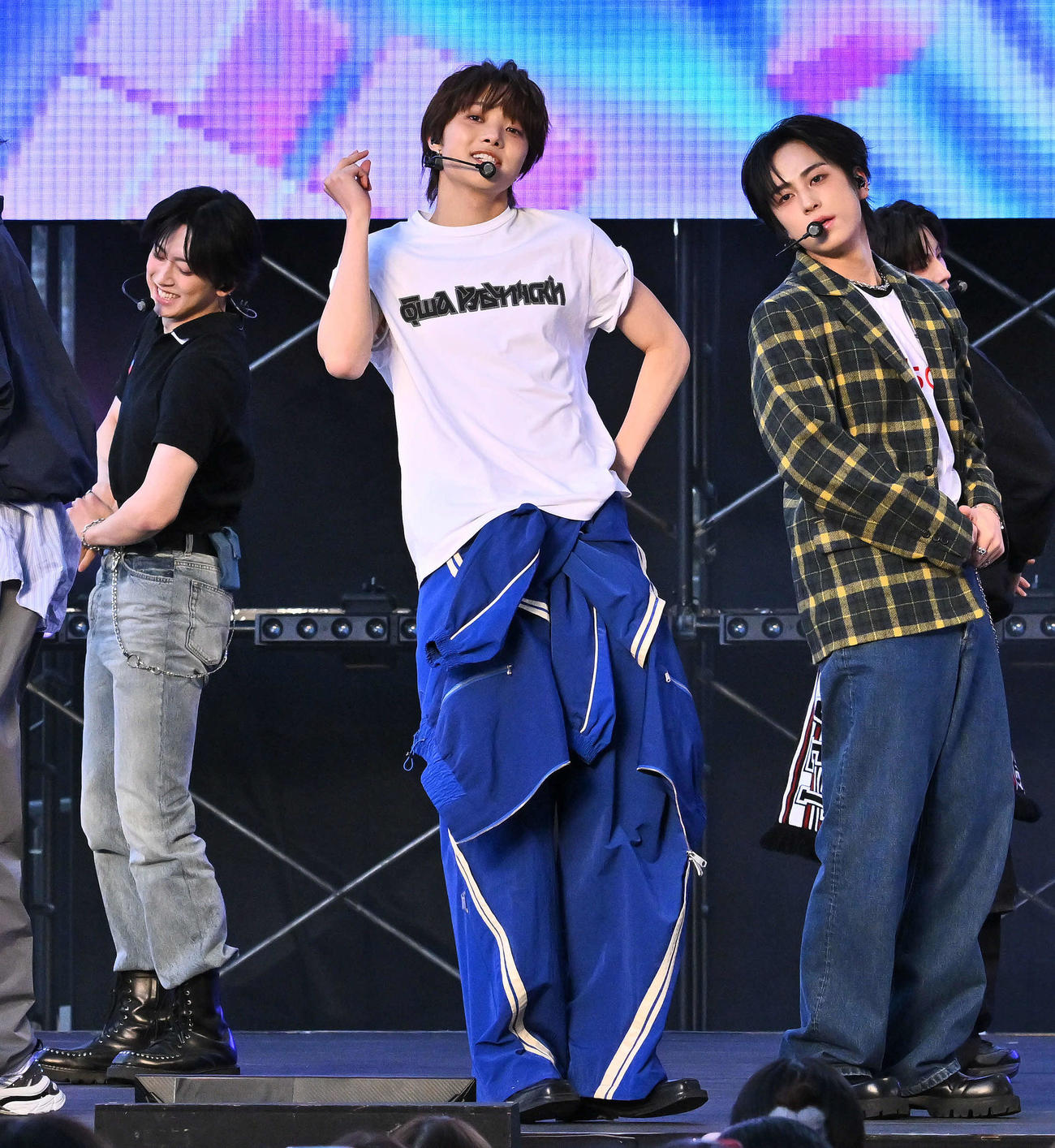 ライブパフォーマンスをする＆TEAMのEJ（中央）（撮影・滝沢徹郎）