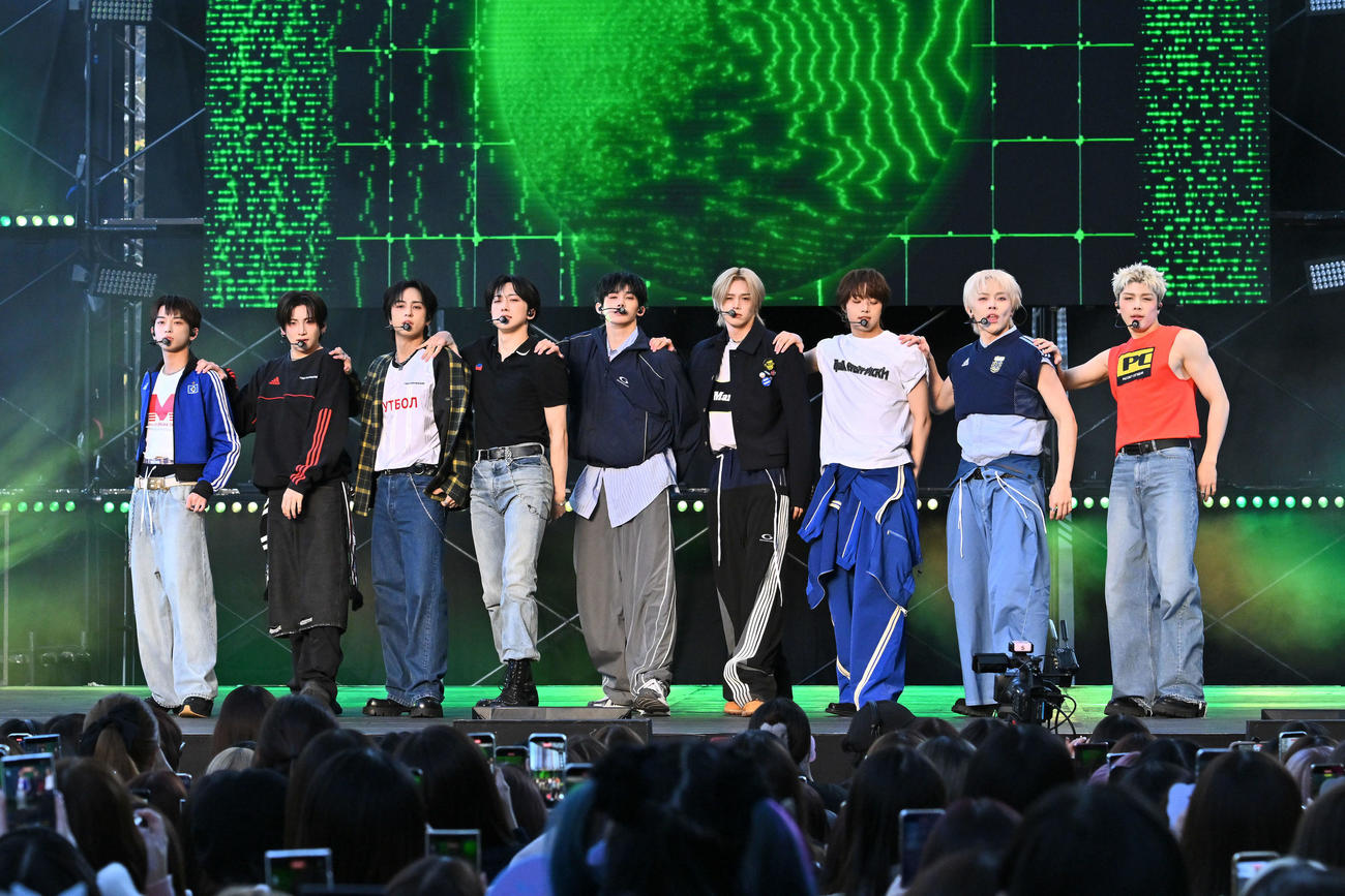 ライブパフォーマンスをする＆TEAM（撮影・滝沢徹郎）