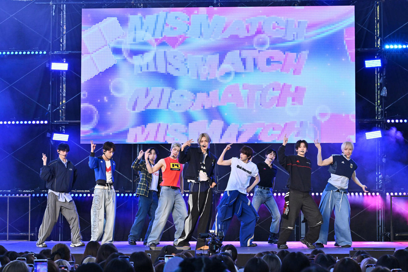 ライブパフォーマンスをする＆TEAM（撮影・滝沢徹郎）