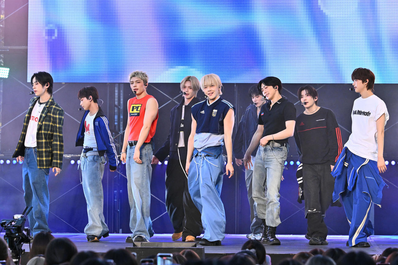 ライブパフォーマンスをする＆TEAM（撮影・滝沢徹郎）